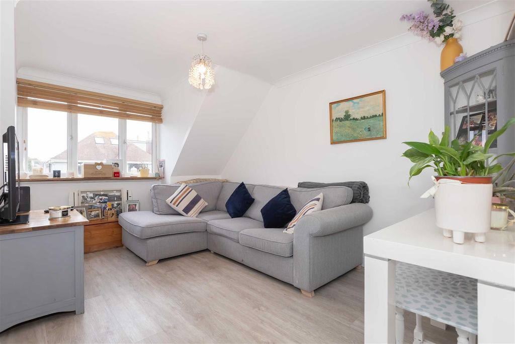 Property photo 2 of 11 Hangleton Court_1.Jpg