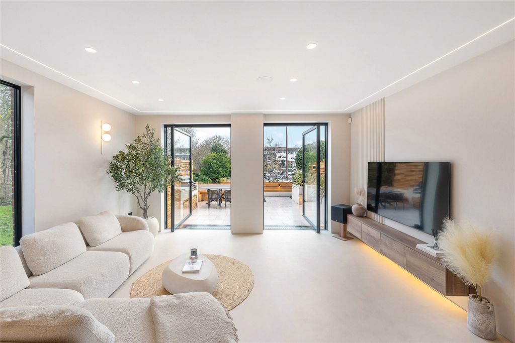 Property photo 1 of 38 Picture No. 04