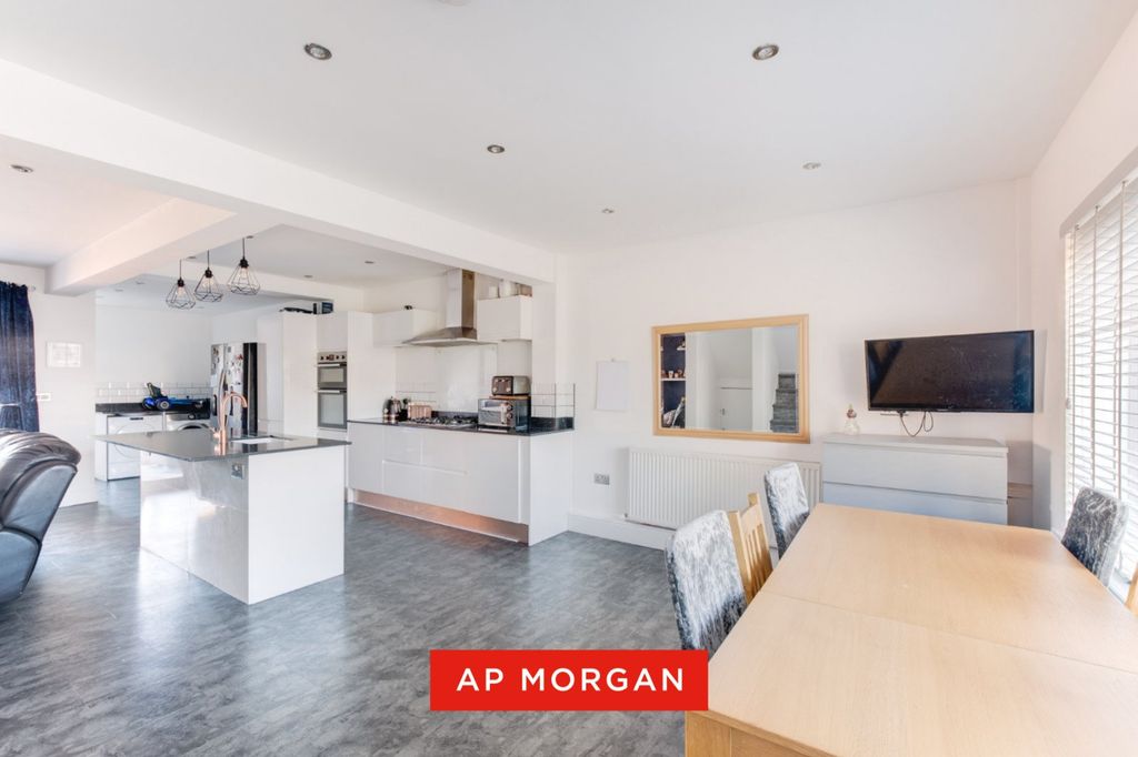 Property photo 2 of 19 Picture No. 23