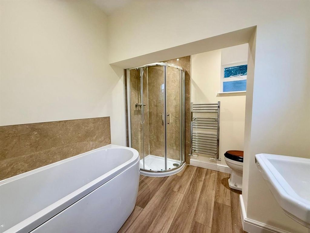 Property photo 3 of 17 Bathroom