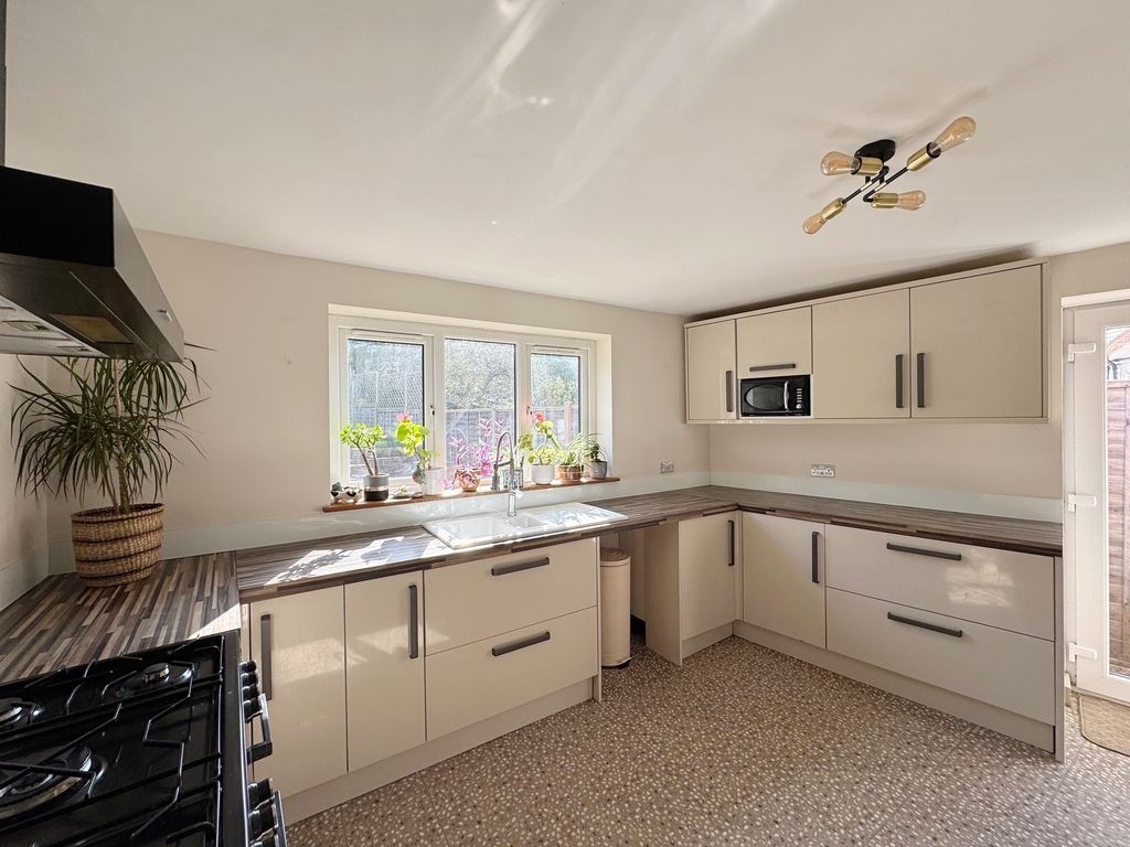 Property photo 3 of 14 Kitchen