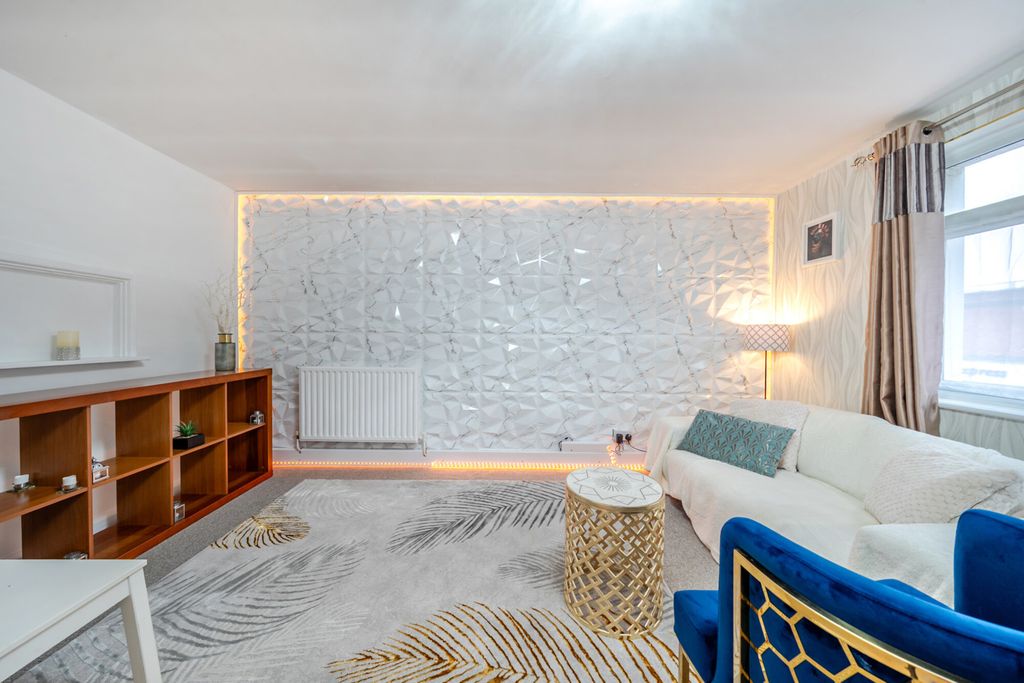 Property photo 3 of 16 Reception