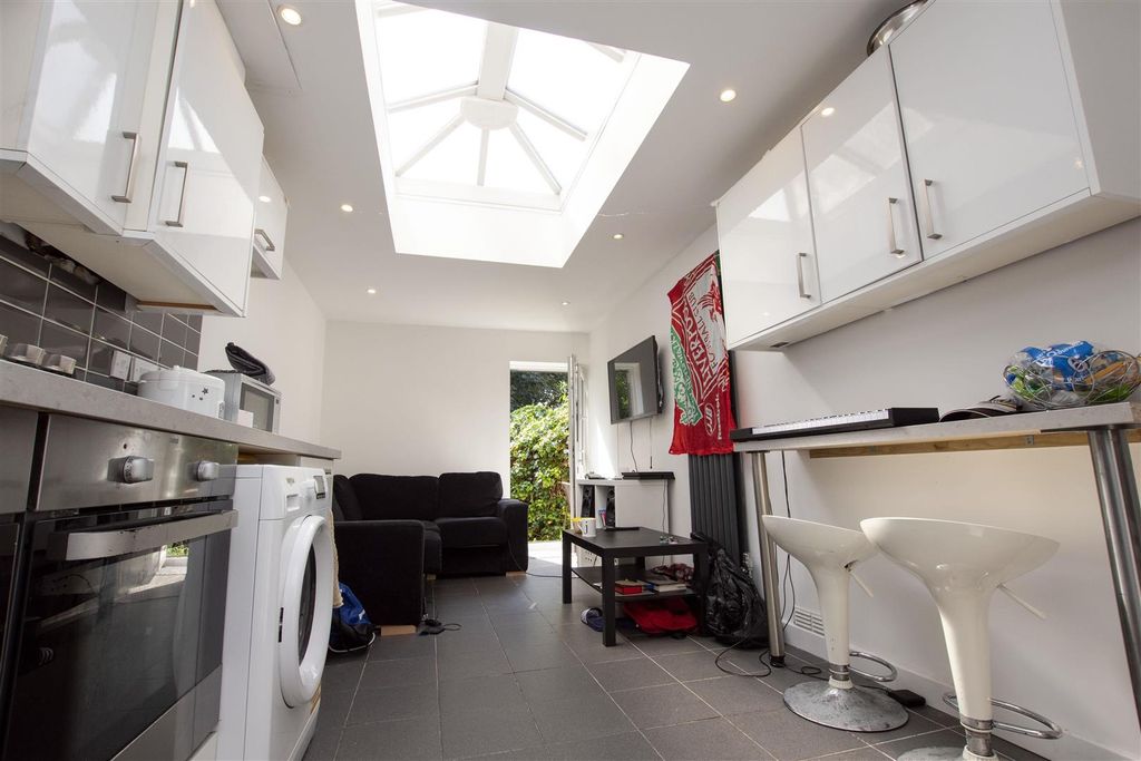 Property photo 1 of 9 Kitchen
