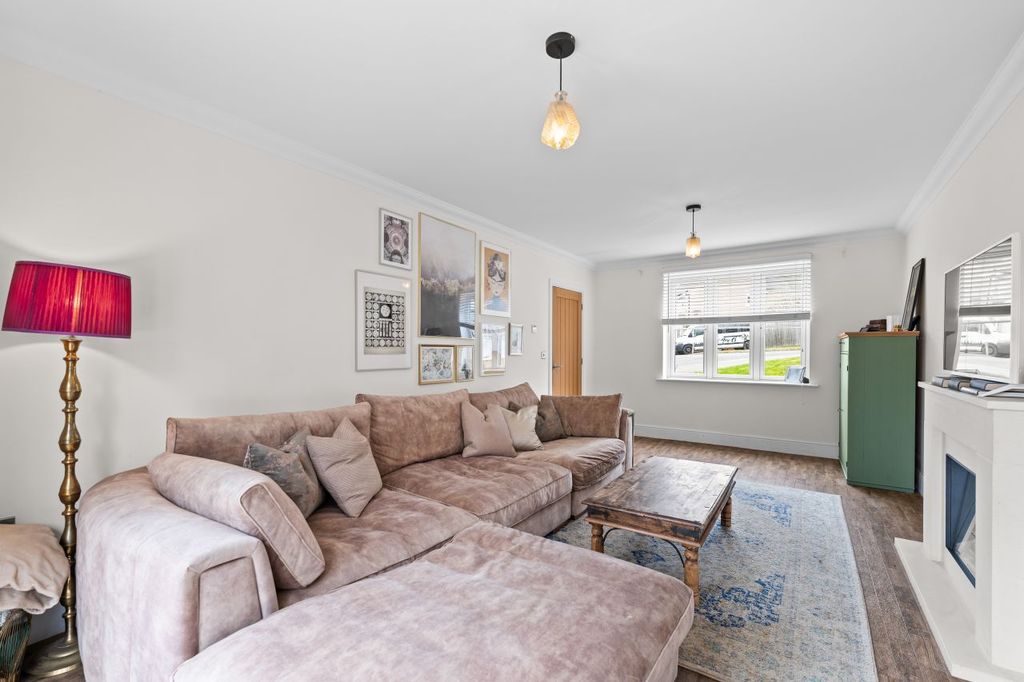 Property photo 2 of 32