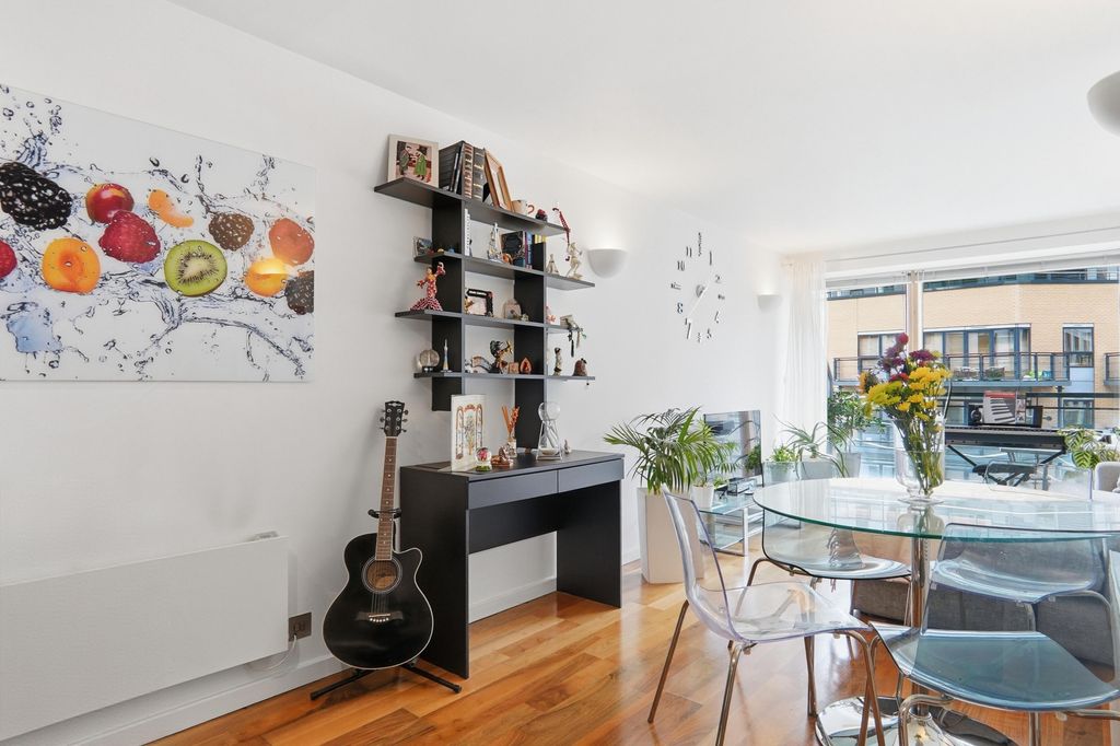 Property photo 2 of 22 Whitehallwaterfront004