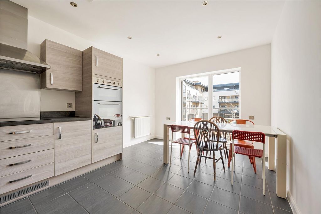 Property photo 3 of 28 Robinswood Gardens, E17