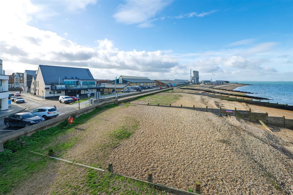 Property photo 2 of 23 Beach Walk, Whitstable