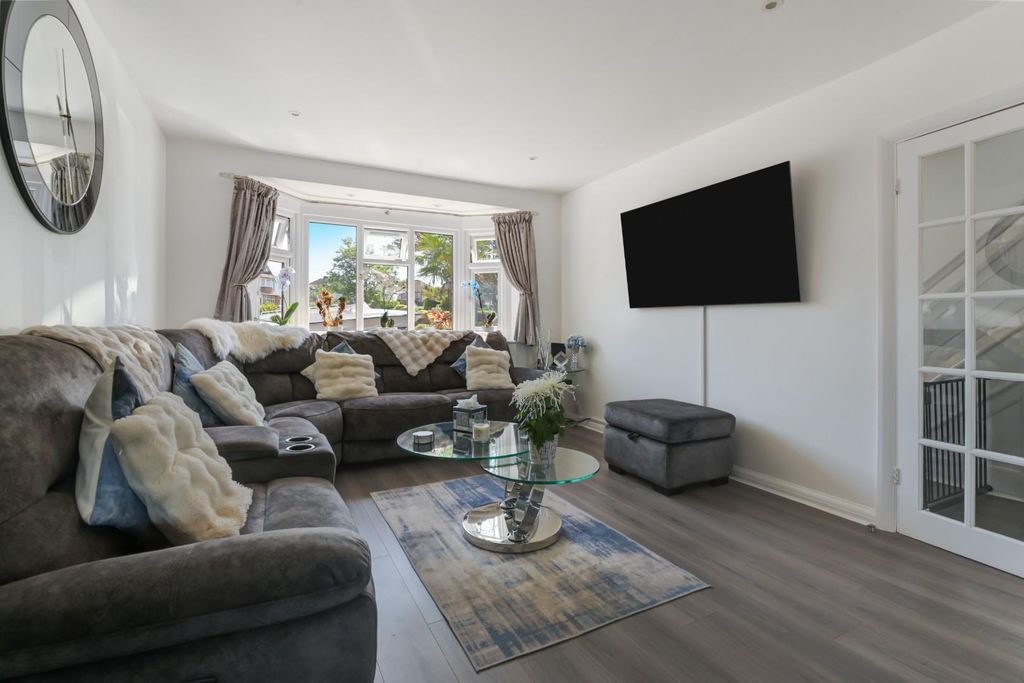 Property photo 2 of 19 Thorndon Gardens