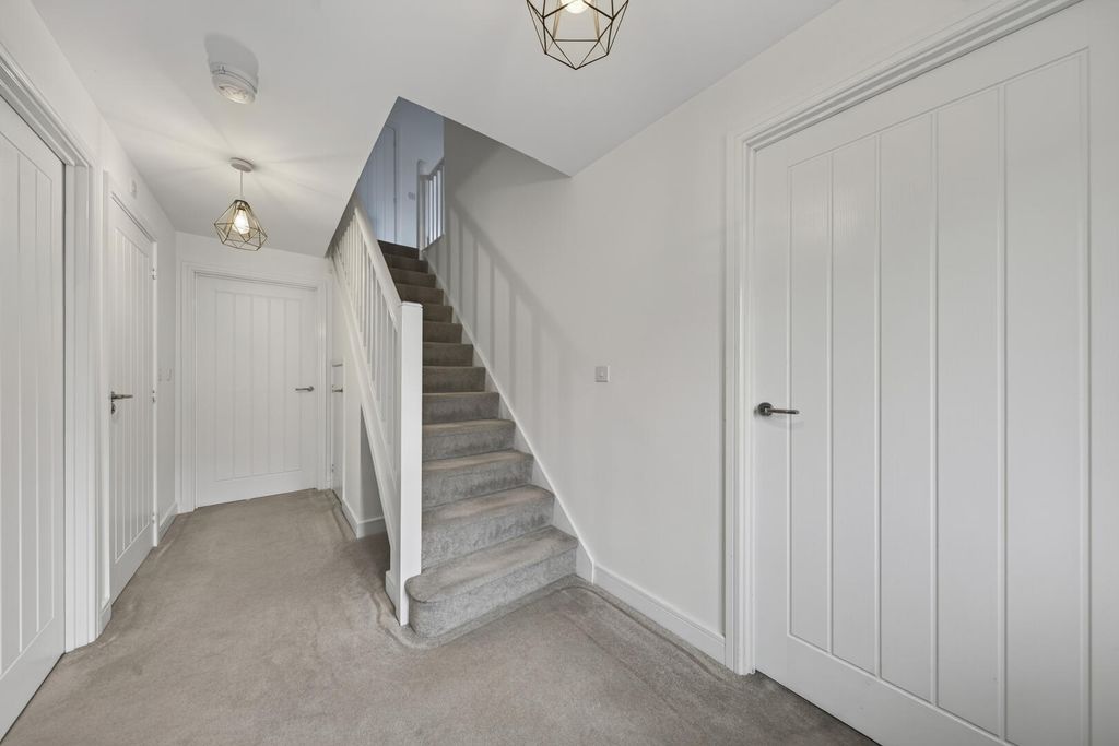 Property photo 2 of 21 Hallway