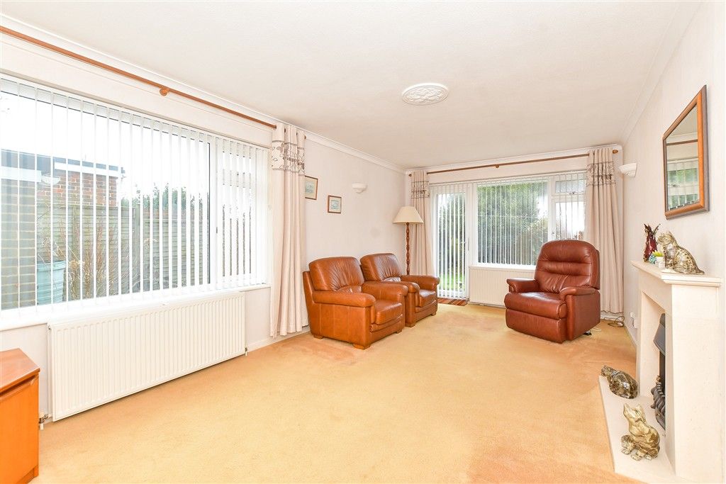 Property photo 3 of 13 Lounge