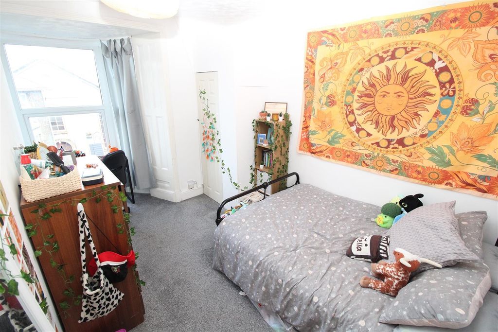 Property photo 2 of 8 Bright Double Bedroom With Vibrant Wall Tapestry...