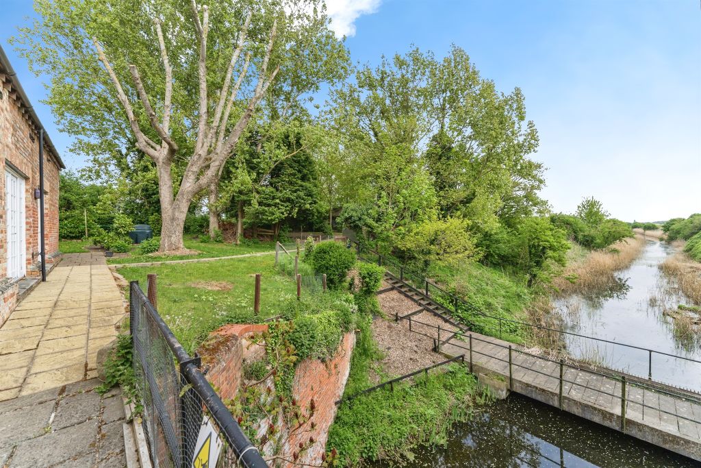 Property photo 2 of 33