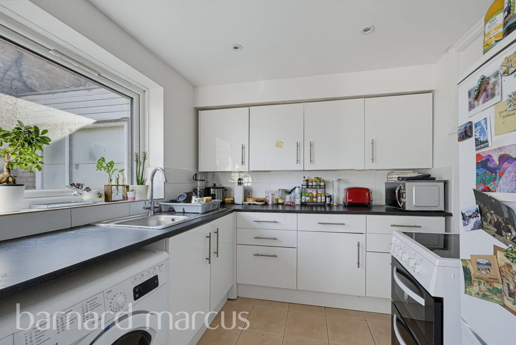 Property photo 3 of 8 Kitchen