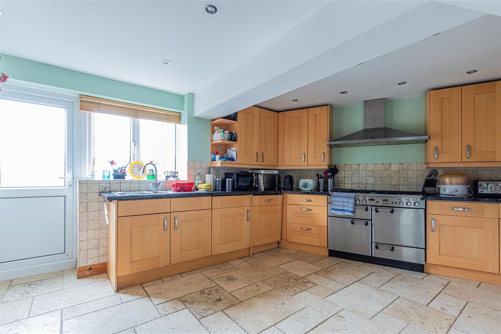 Property photo 2 of 25 Woolasaton Avenue 76 (10 Of 25).Jpg