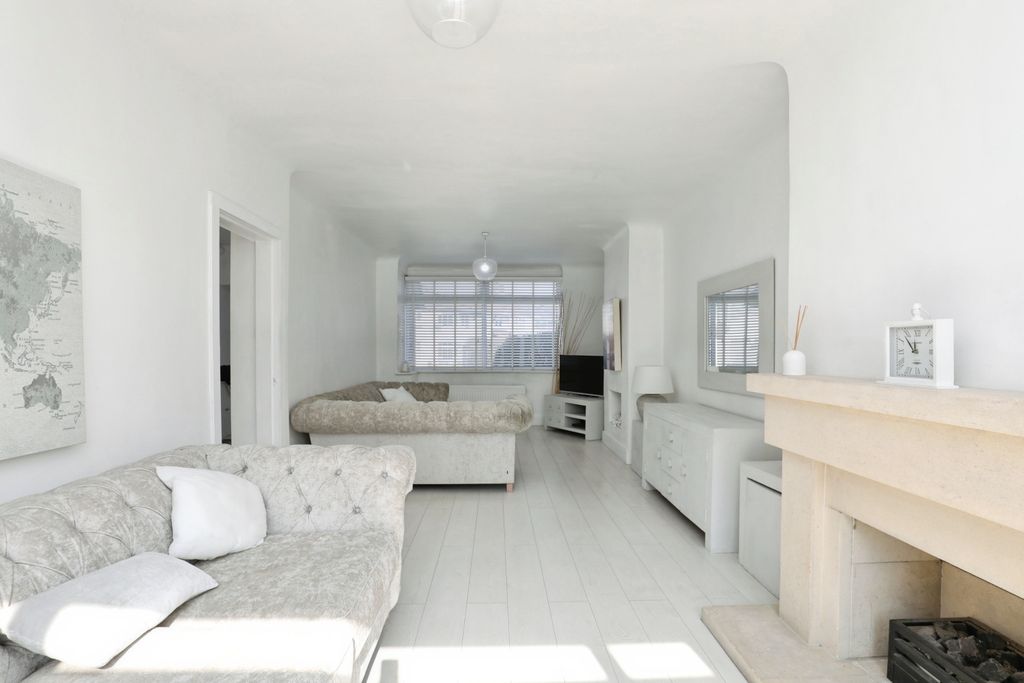 Property photo 2 of 18 Lounge