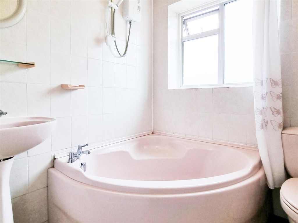 Property photo 3 of 13 Bathroom