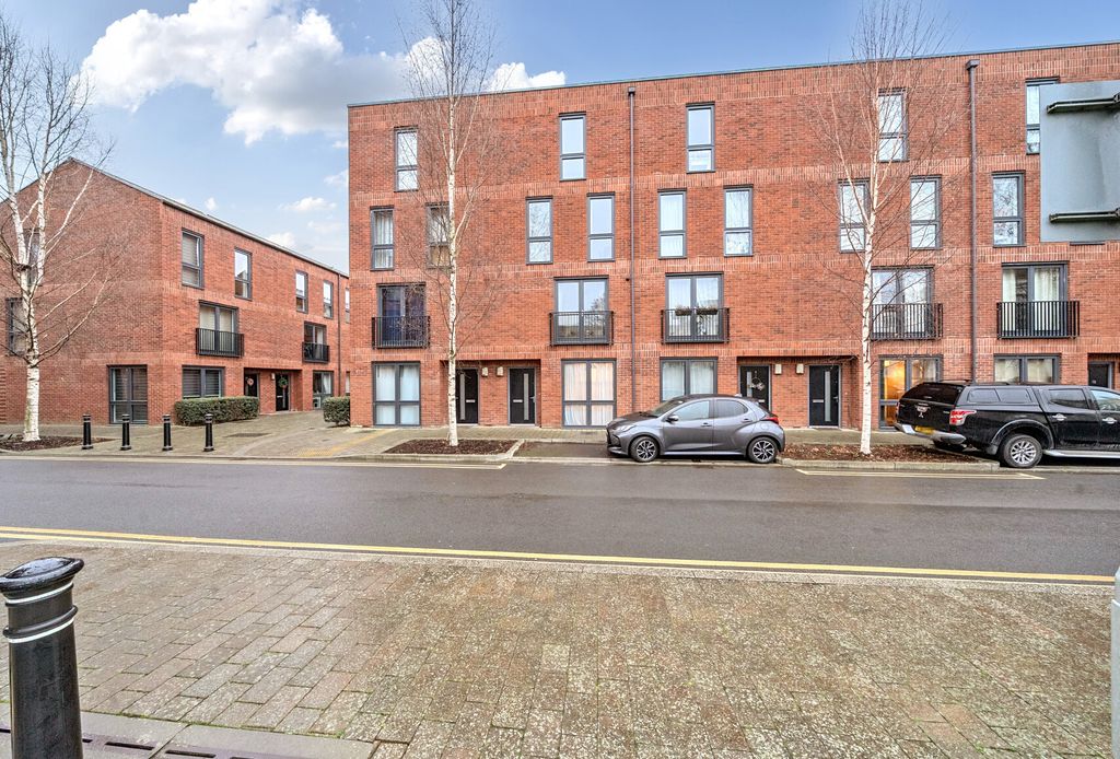 Property photo 1 of 16 1393833-2-694295d...