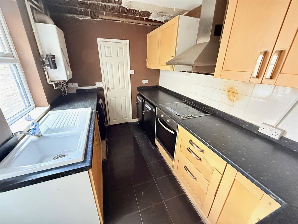 Property photo 3 of 8 Kitchen
