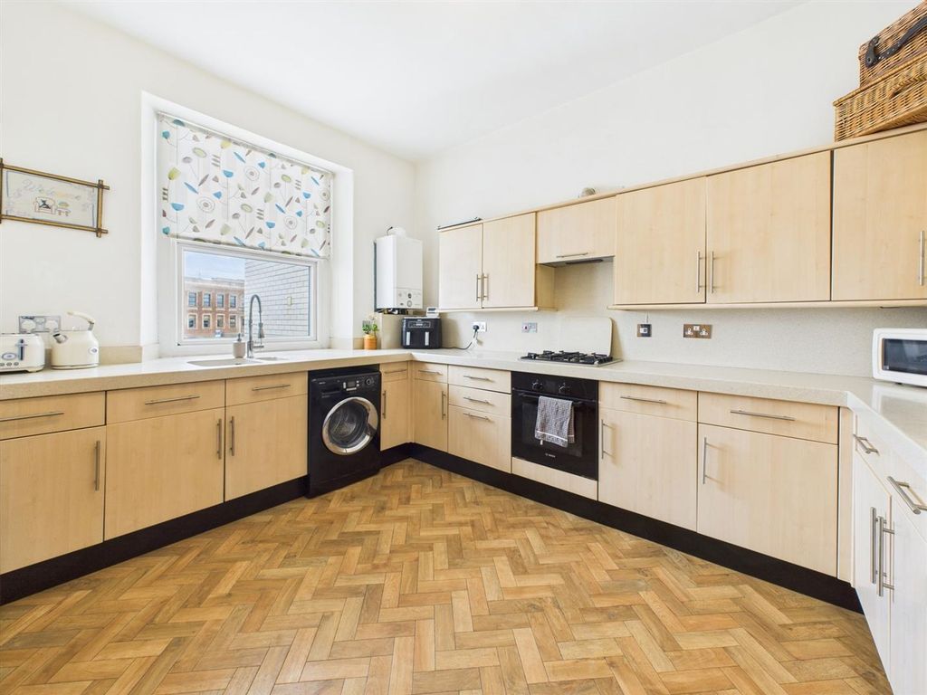Property photo 3 of 31 Kitchen