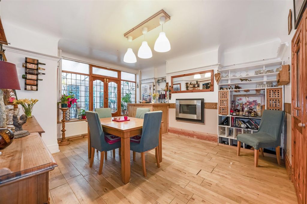 Property photo 3 of 26 Bar Dining Room Reversed.Jpg