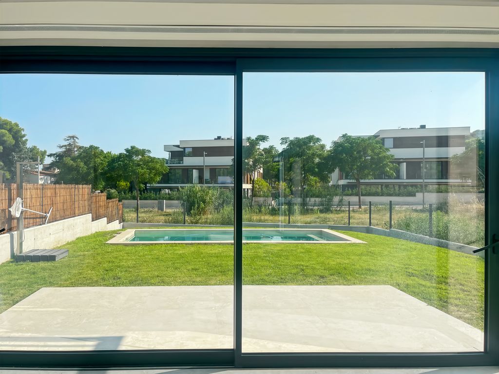 Property photo 2 of 25