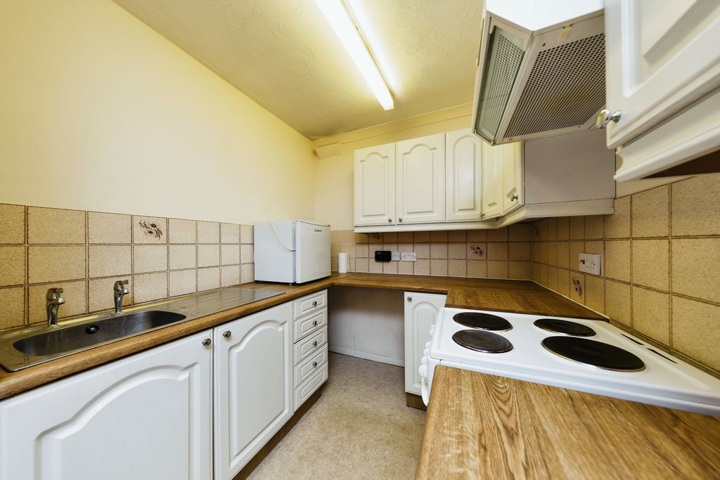 Property photo 3 of 11 Kitchen