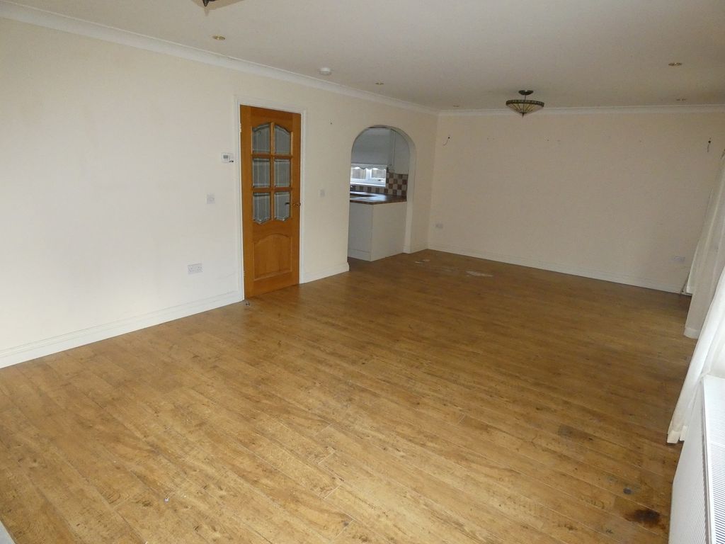 Property photo 3 of 12 Lounge