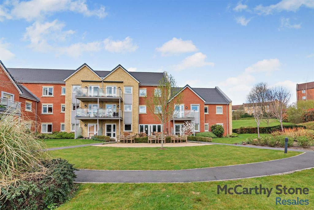 Property photo 1 of 17 Communal Gardens