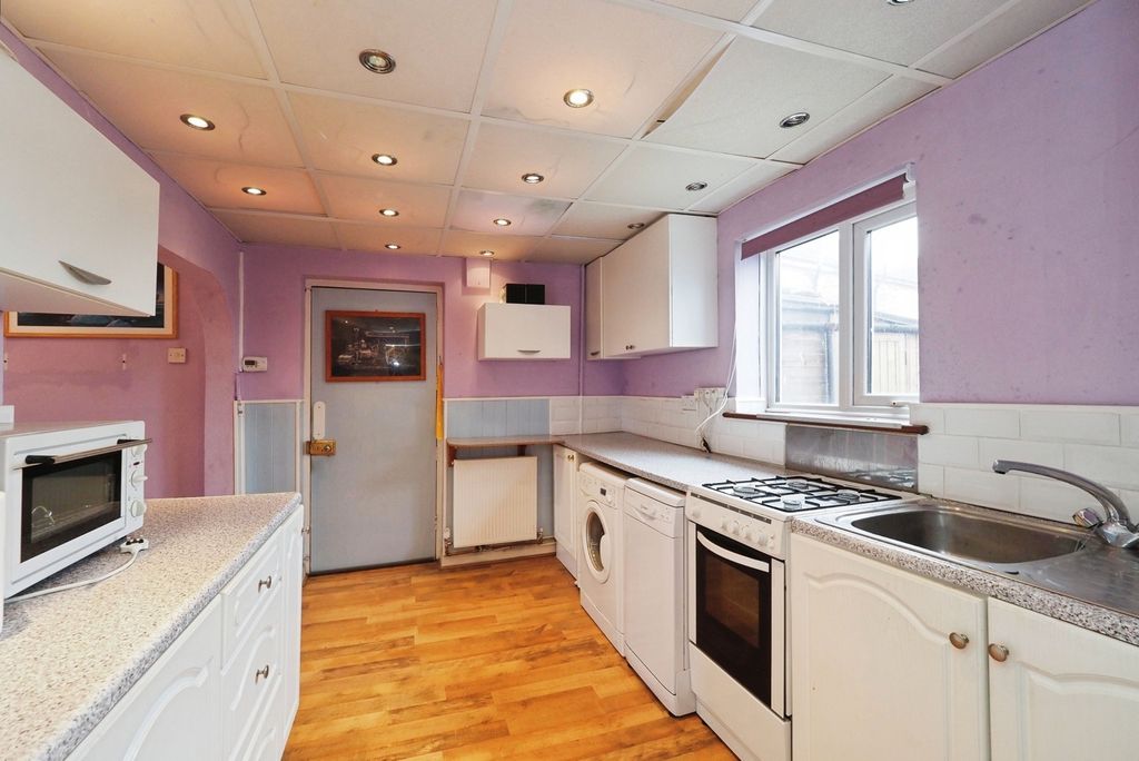 Property photo 3 of 17 Kitchen