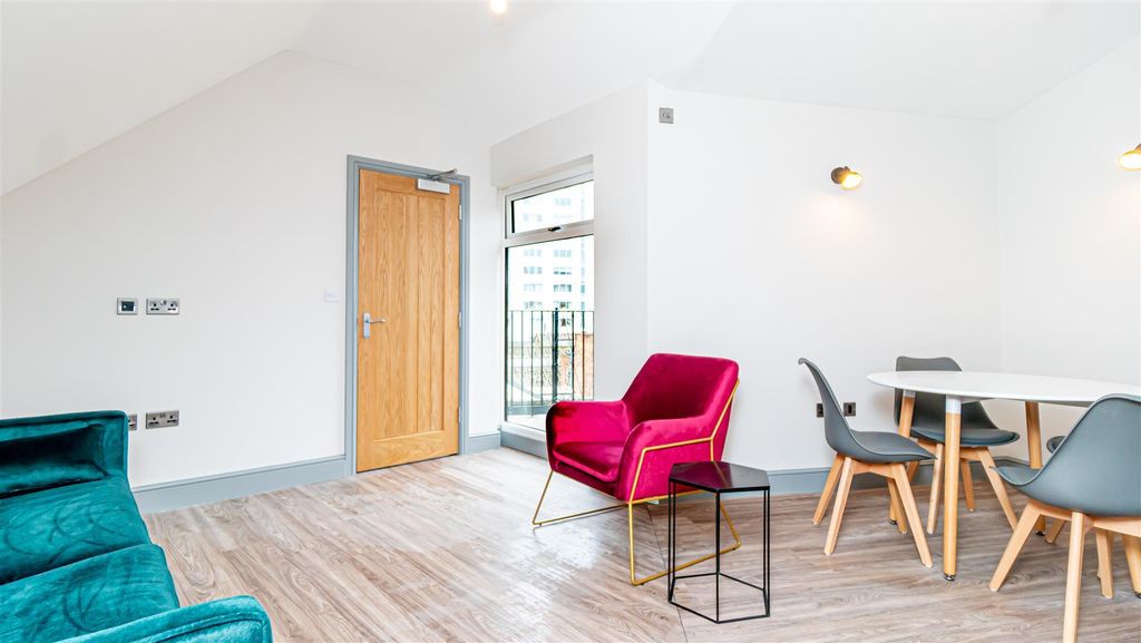 Property photo 3 of 17 m_Rmmohzewtunqbpegqbl5S6W9E.Jpg