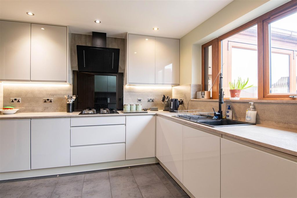 Property photo 3 of 21 Kitchen