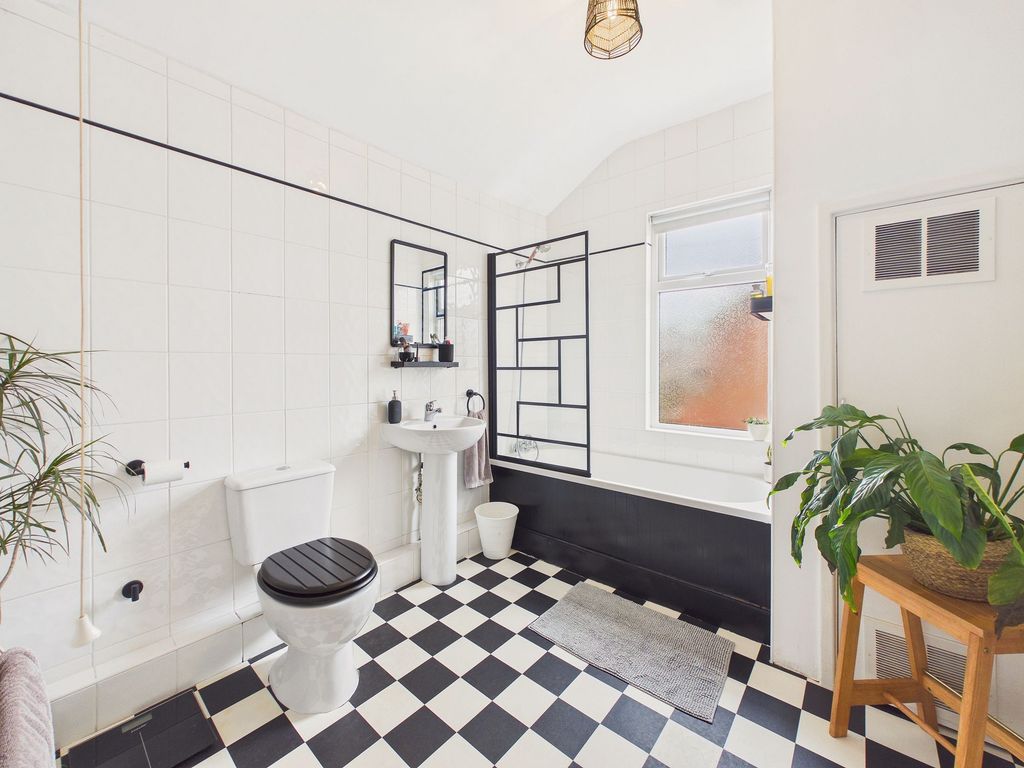 Property photo 3 of 10 Bathroom