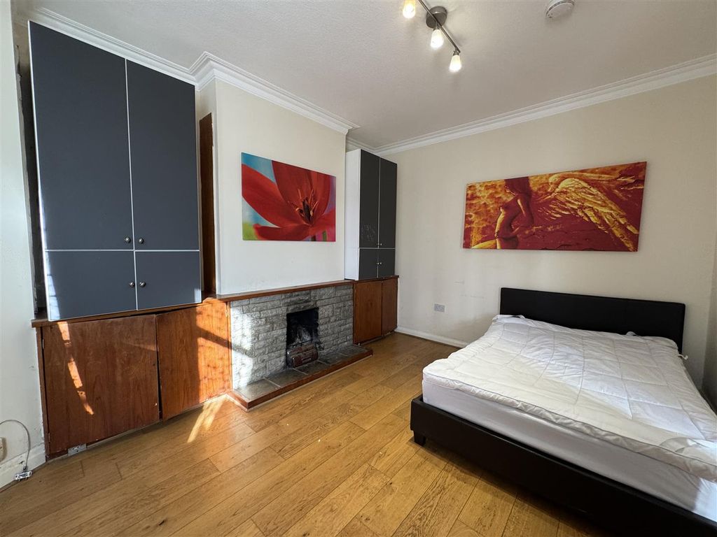 Property photo 2 of 6 Private Bedroom