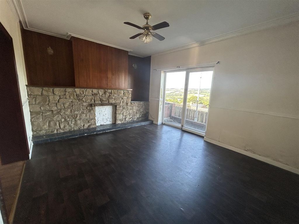 Property photo 2 of 12 Lounge