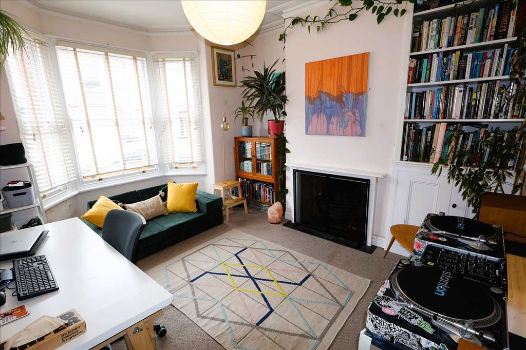 Property photo 2 of 16 Lounge