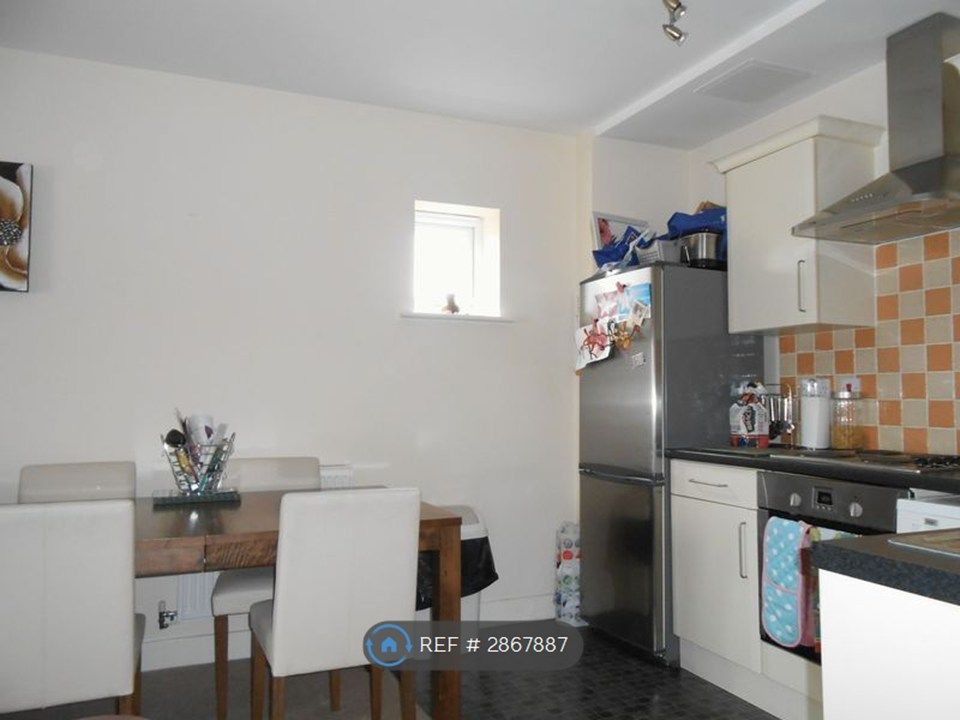 Property photo 3 of 8 Kitchen