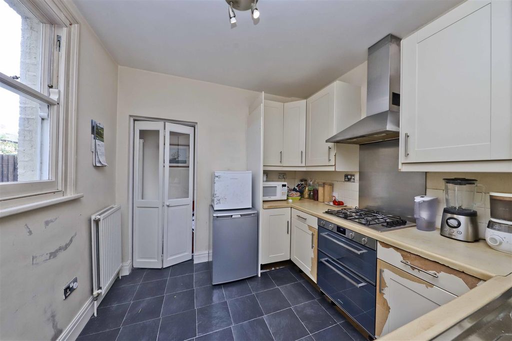 Property photo 3 of 9 Kitchen