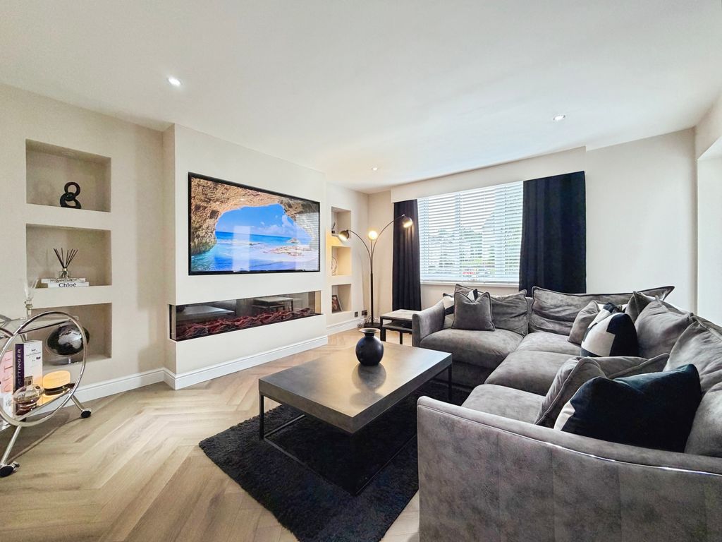 Property photo 2 of 15 Lounge