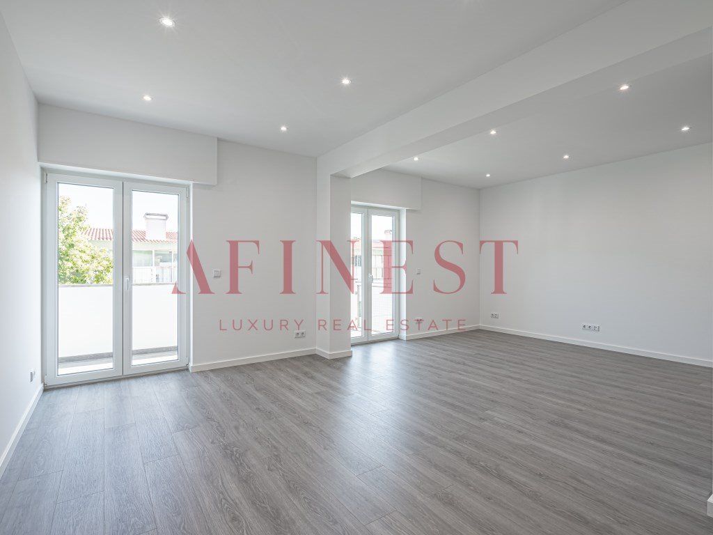 Property photo 1 of 31 3 Bedroom Flat With Storage Room At The Foot Of The Beach In São João Do Estoril
