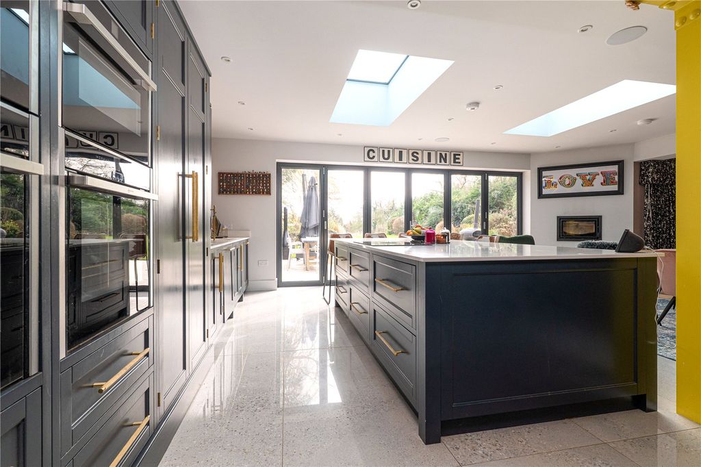 Property photo 3 of 25 Kitchen