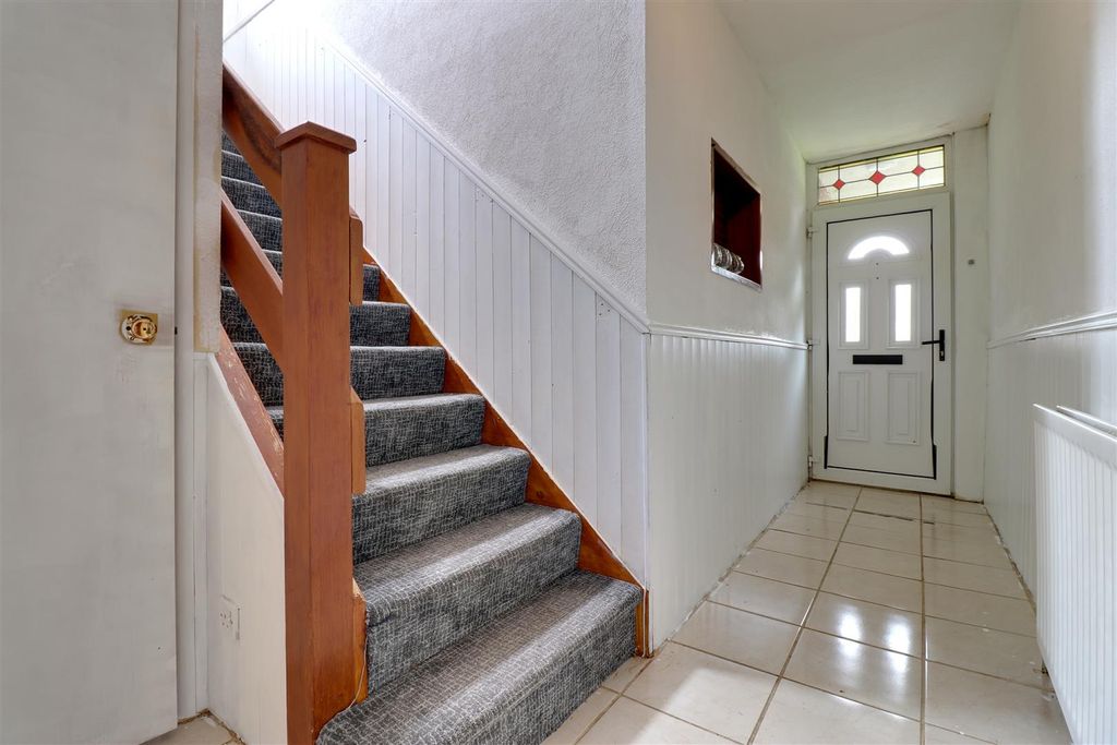 Property photo 2 of 16 Entrance Hall