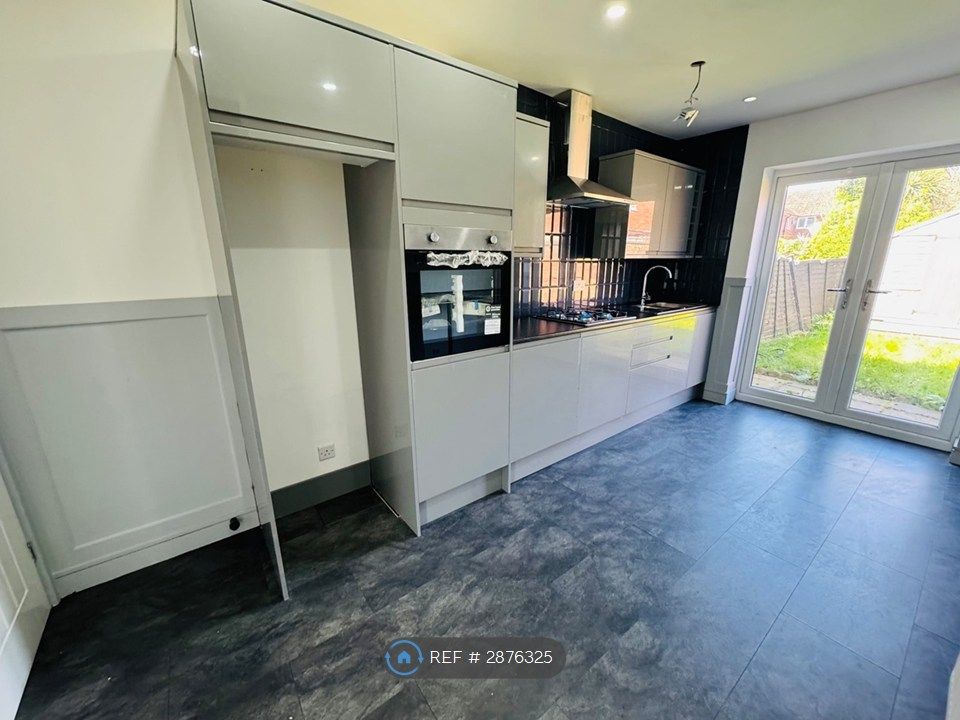 Property photo 3 of 12 Kitchen