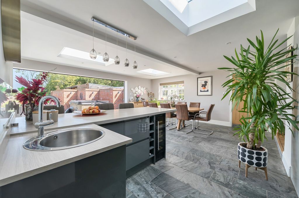 Property photo 3 of 18 1339637-16-6899d3...
