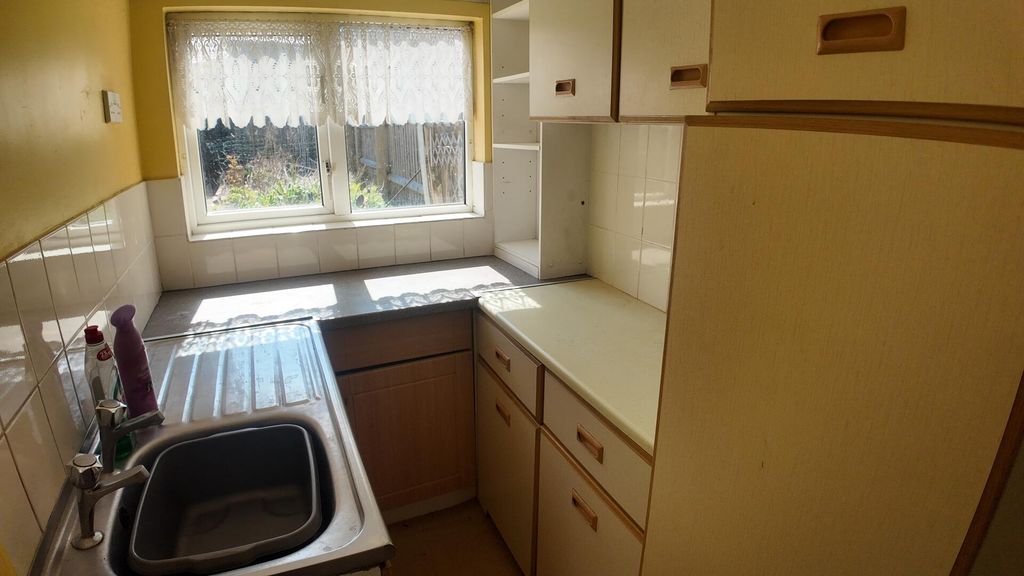 Property photo 3 of 10 Kitchen