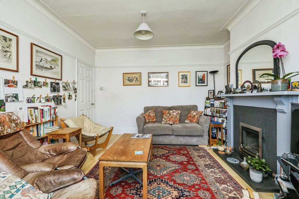 Property photo 3 of 31 Pbox-Img.Jpg