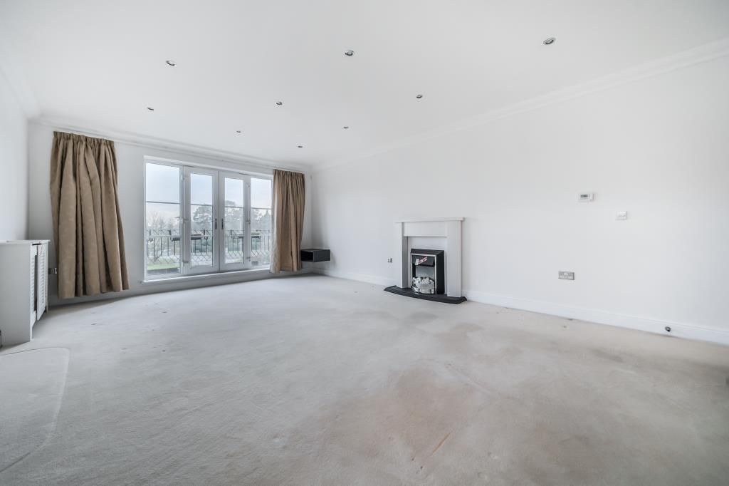 Property photo 3 of 19 Living Room