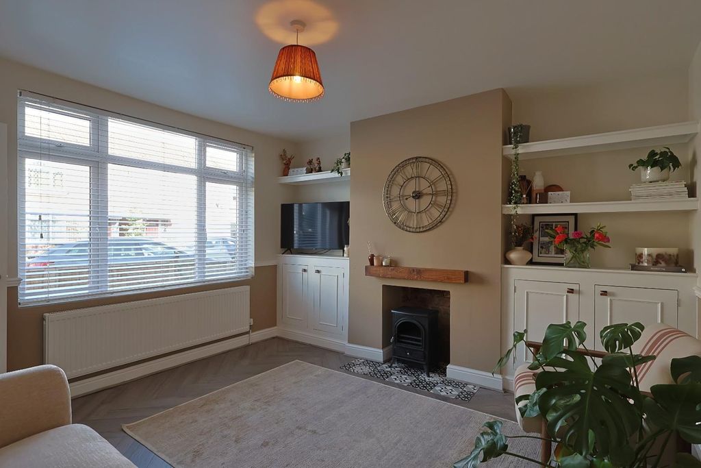 Property photo 3 of 16 Lounge