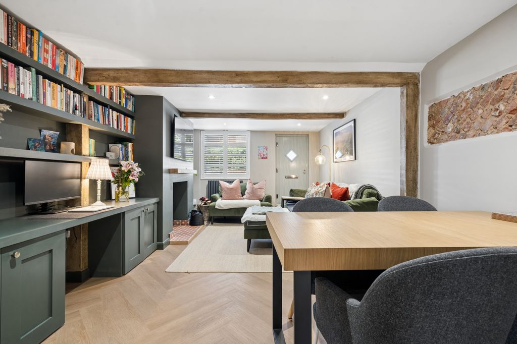 Property photo 3 of 13 Goss LIV