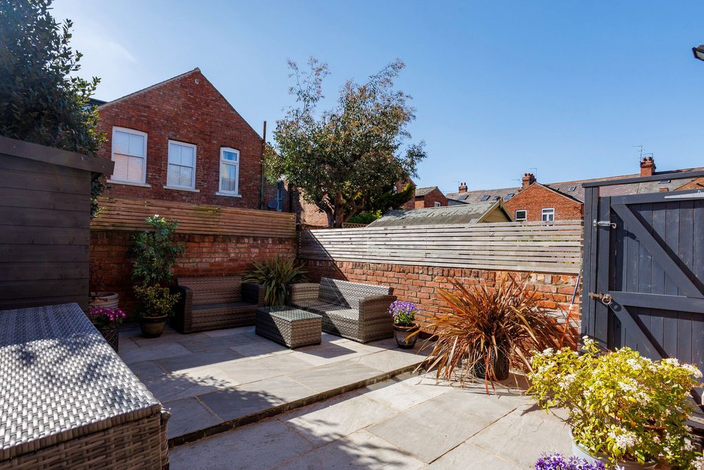 Property photo 2 of 27