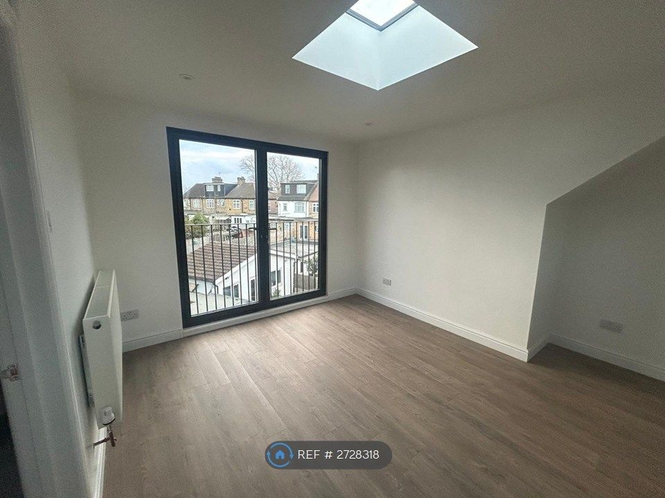 Property photo 1 of 11 Spacious Loft Conversion